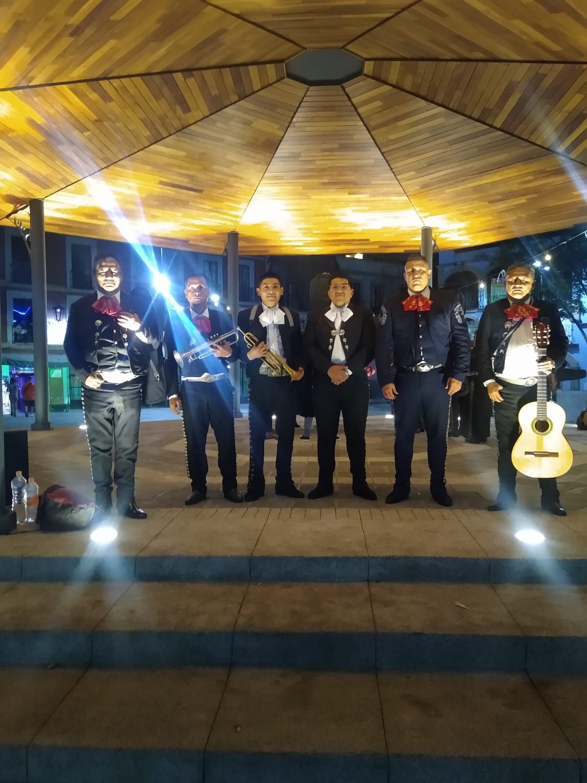 Mariachi Luz y Sombra en kiosco iluminado